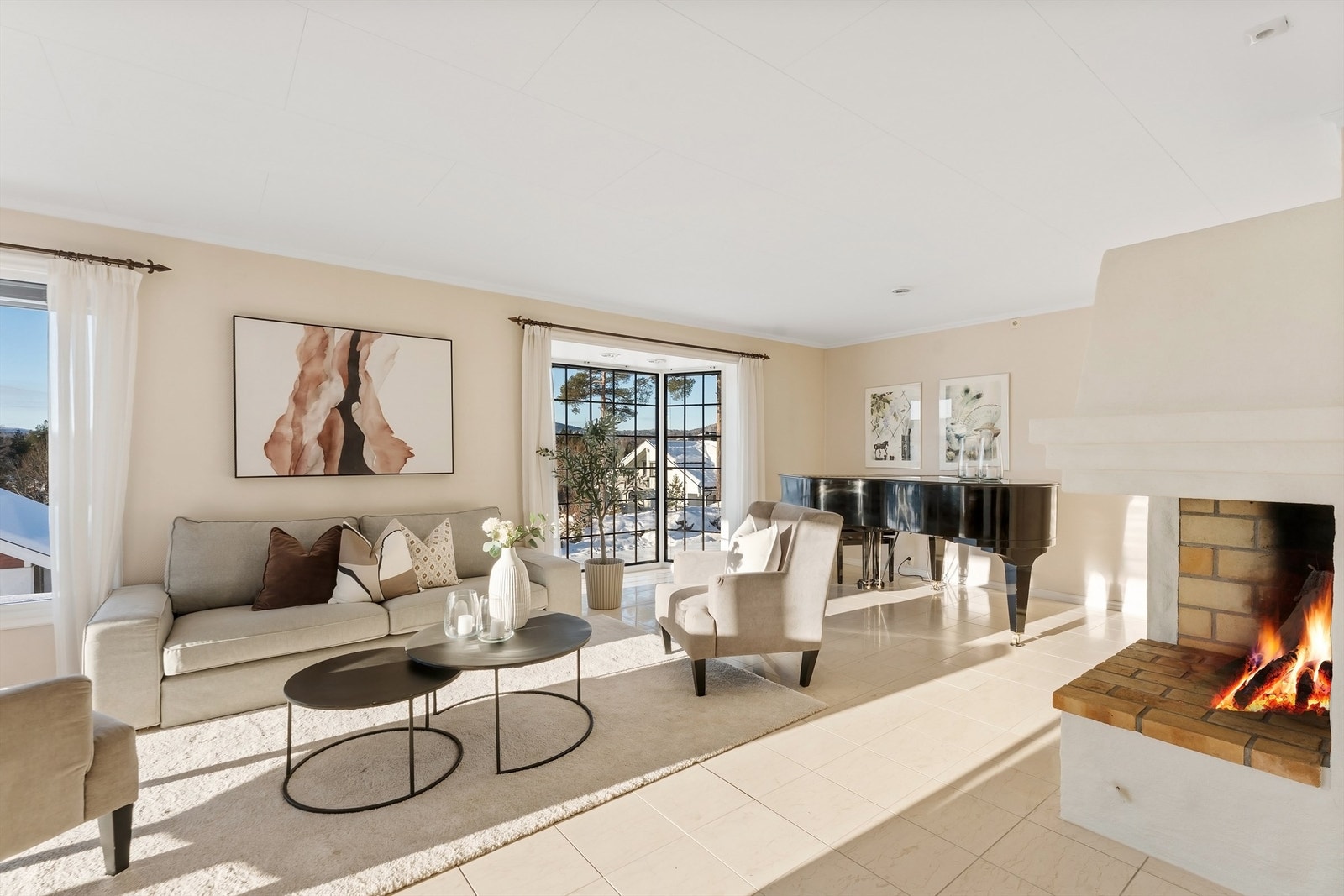 Gulvet i stuen har gjennomgående fliser med behagelig gulvvarme. Galleribilde