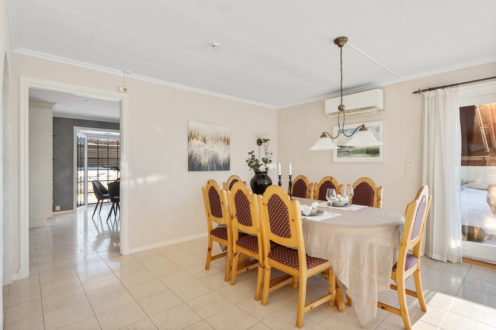 Enkel adkomst mellom spiseplass og kjøkken forenkler servering. Galleribilde