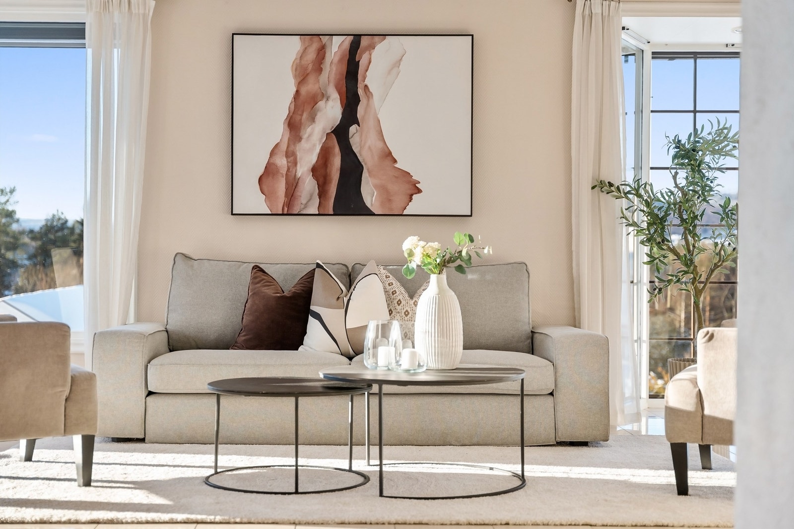 Veggflatene i stuen består hovedsakelig av malt tapet. Galleribilde