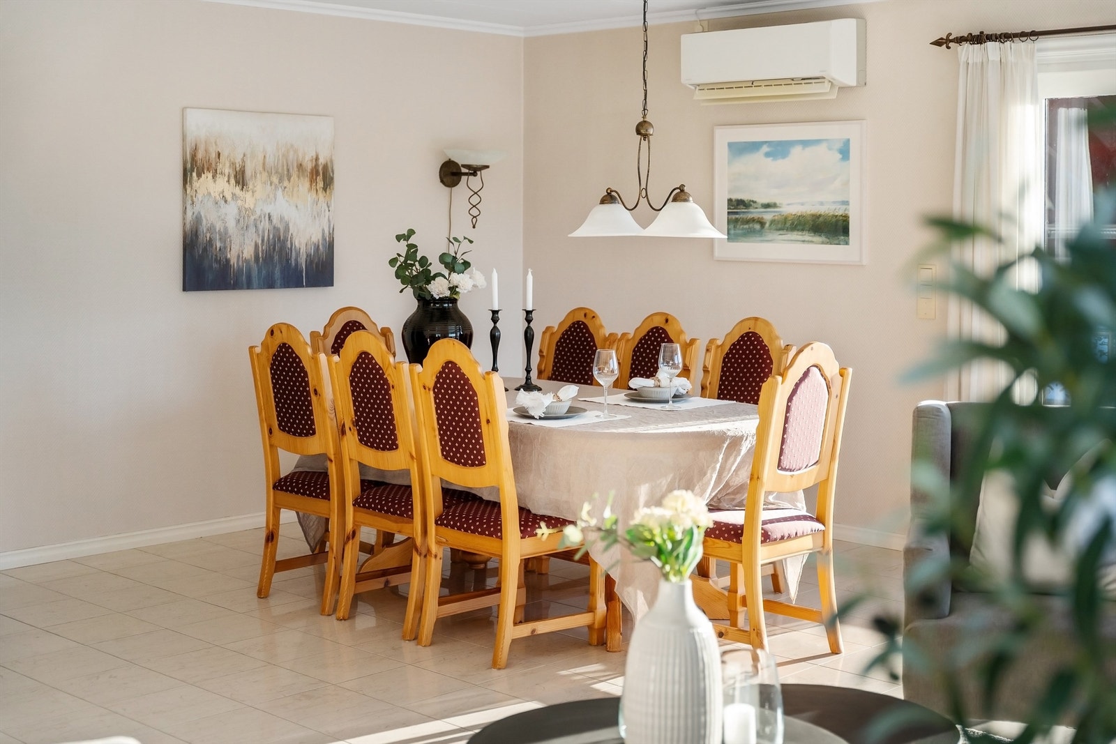 Spisestuedelen har plass til langbord for større selskaper. Galleribilde