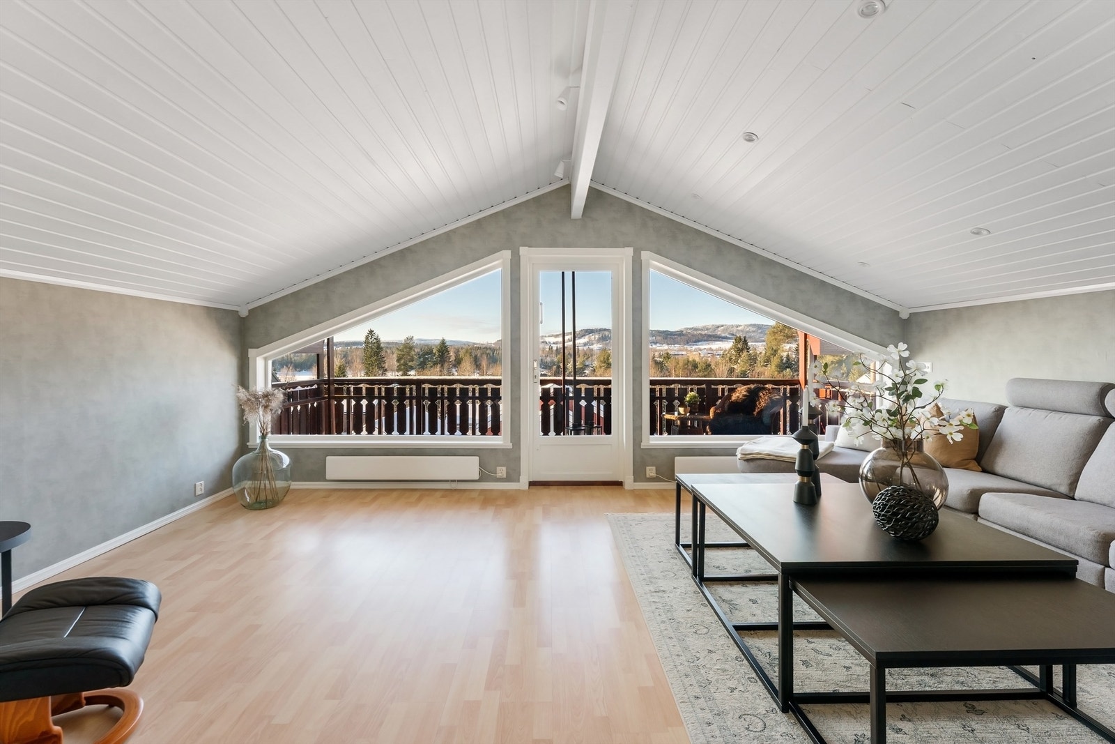 Store vindusflater og panel i himling med downlights montert i 2019. Galleribilde