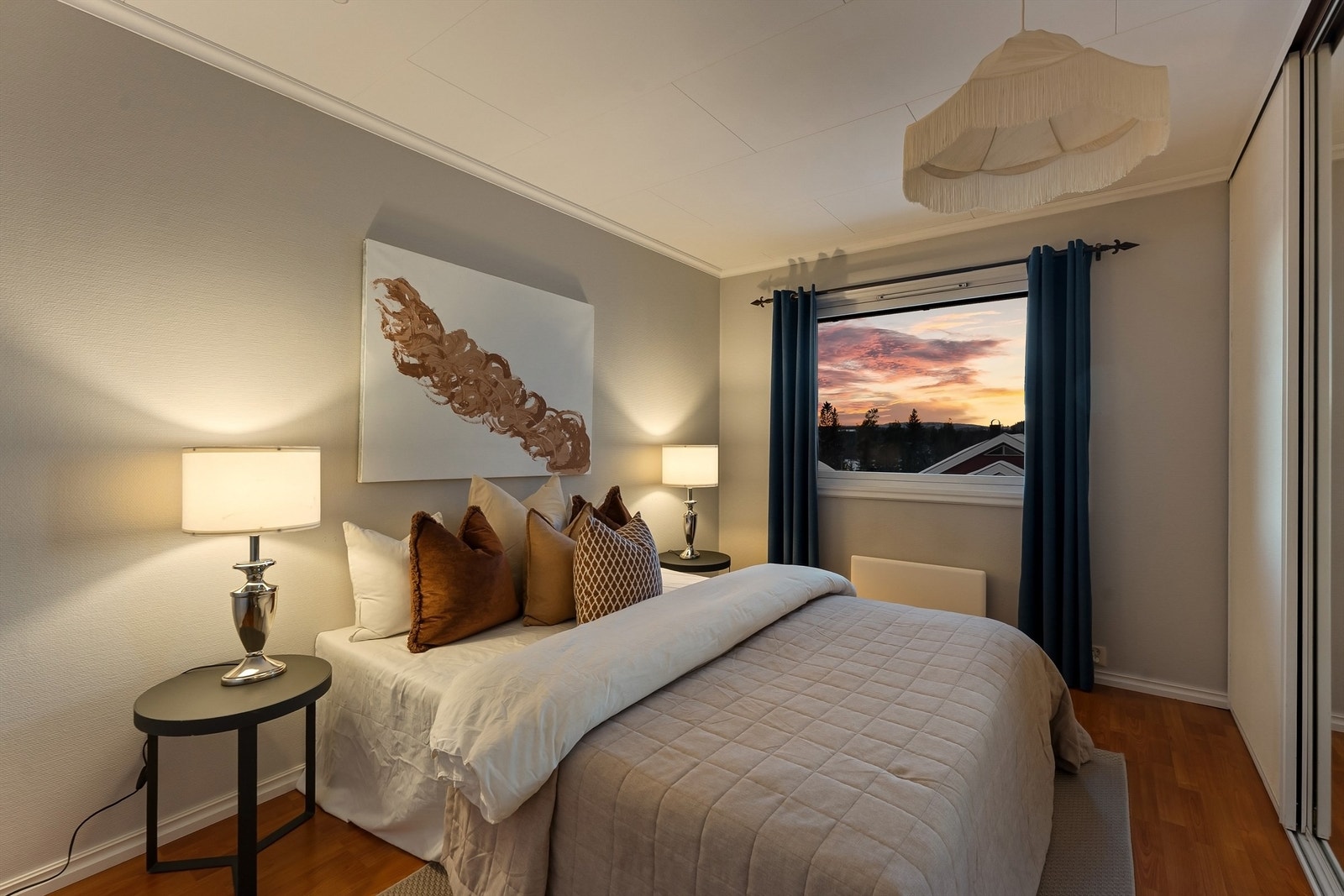 Soverommet i første etasje har laminatgulv og god plass til dobbeltseng. Galleribilde