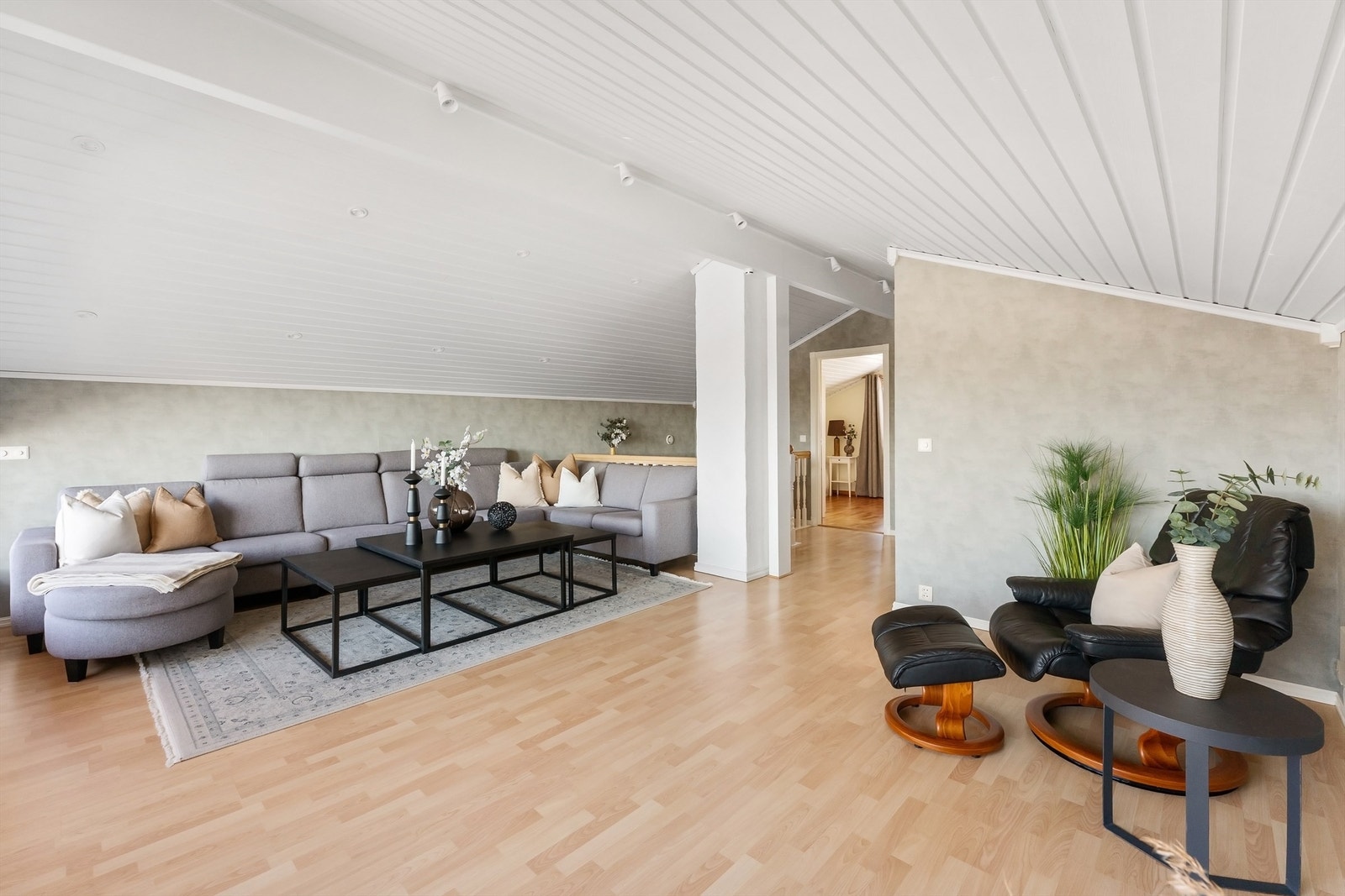 I loftetasjen finner du en romslig loftstue med laminatgulv. Galleribilde