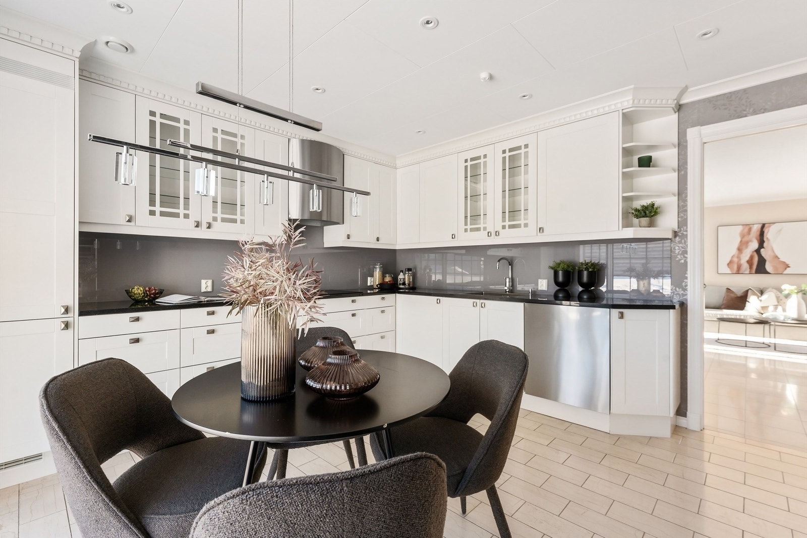 Godt med skap- og benkeplass gjør kjøkkenet funksjonelt. Galleribilde