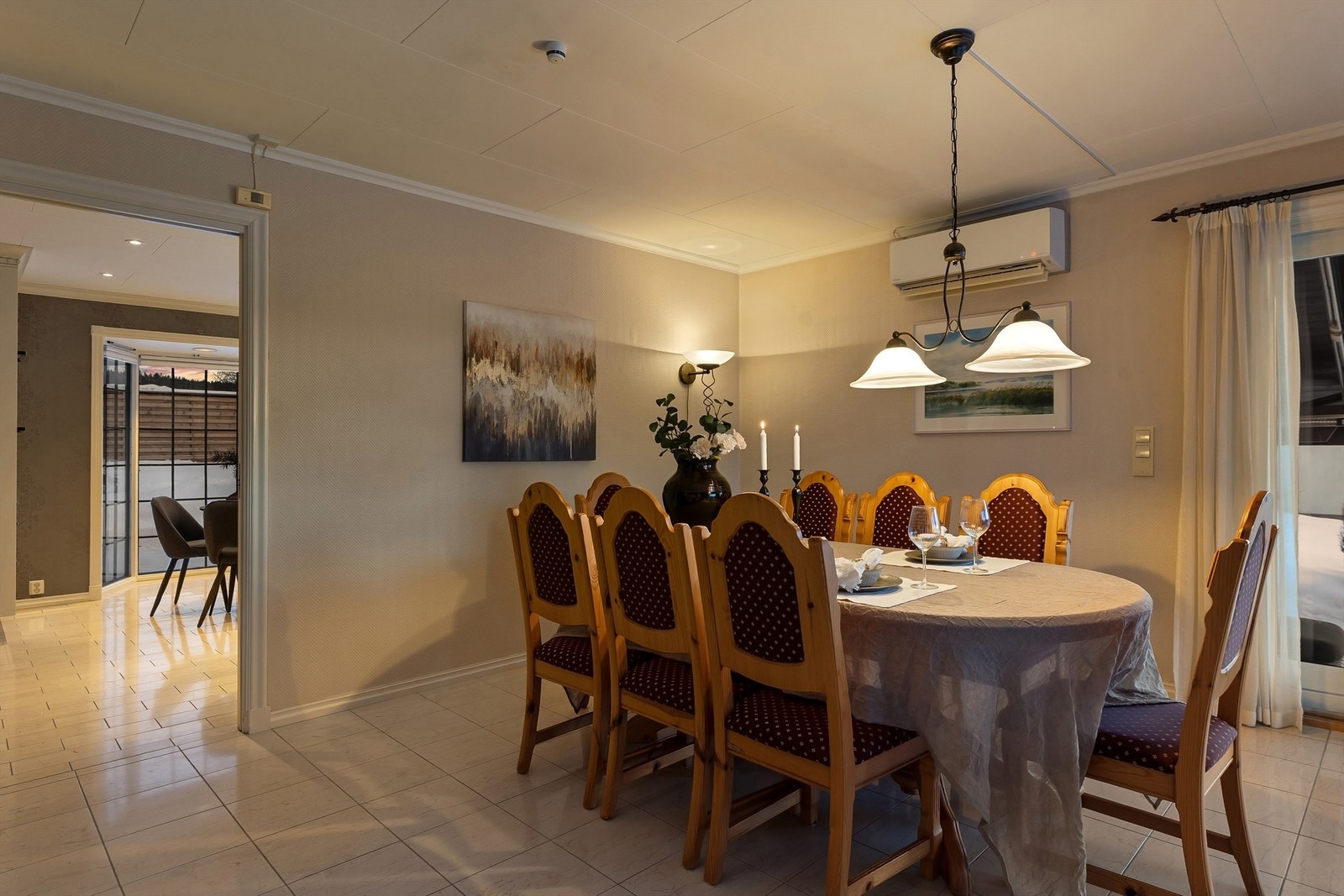 Fra stuen er det en naturlig overgang til kjøkkenet. Galleribilde