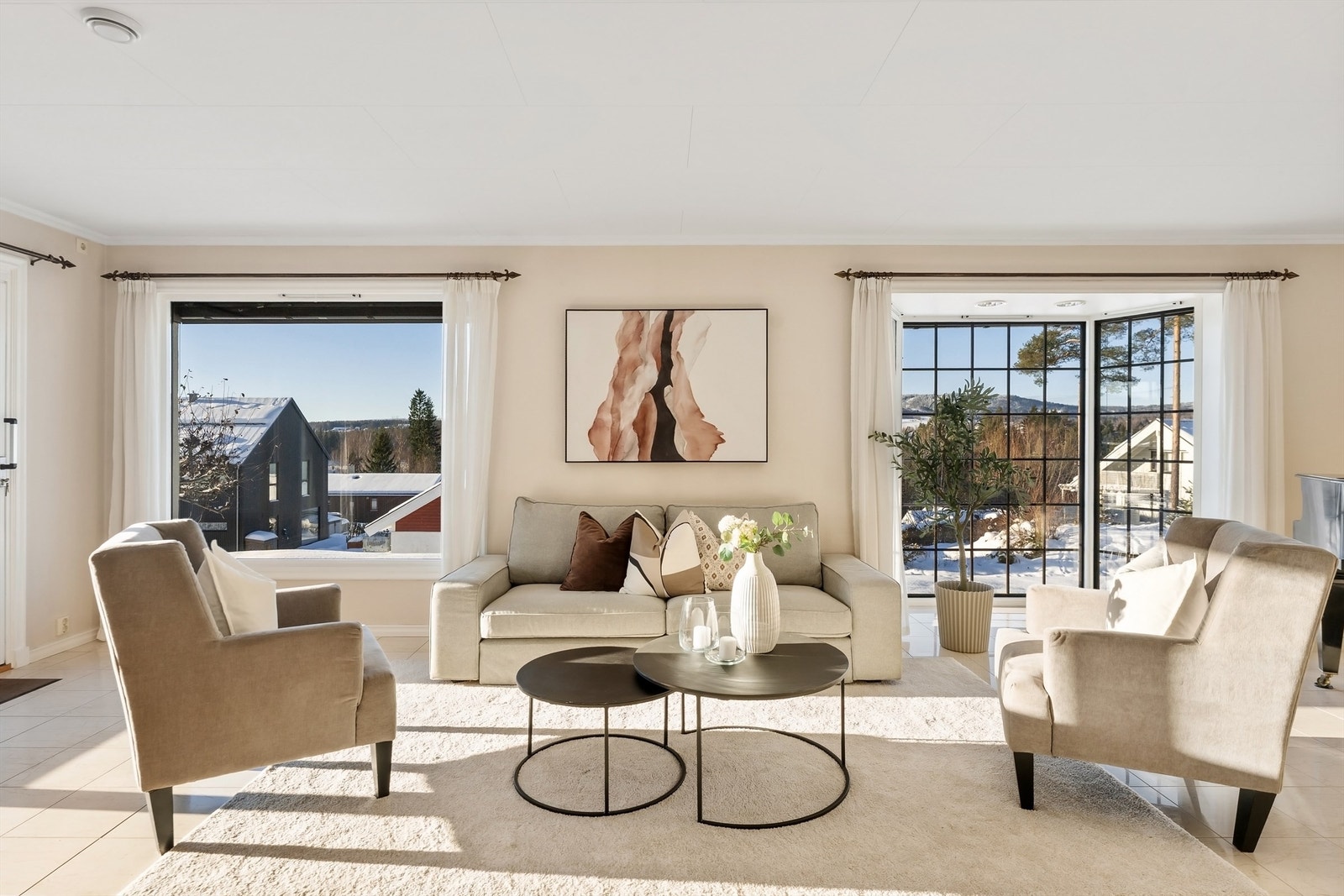 Rommet er lett å møblere med flere soner for ulike aktiviteter. Galleribilde