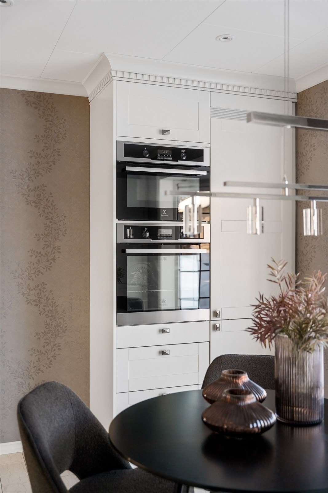 Høyskap med integrerte stekeovner i ergonomisk høyde. Galleribilde