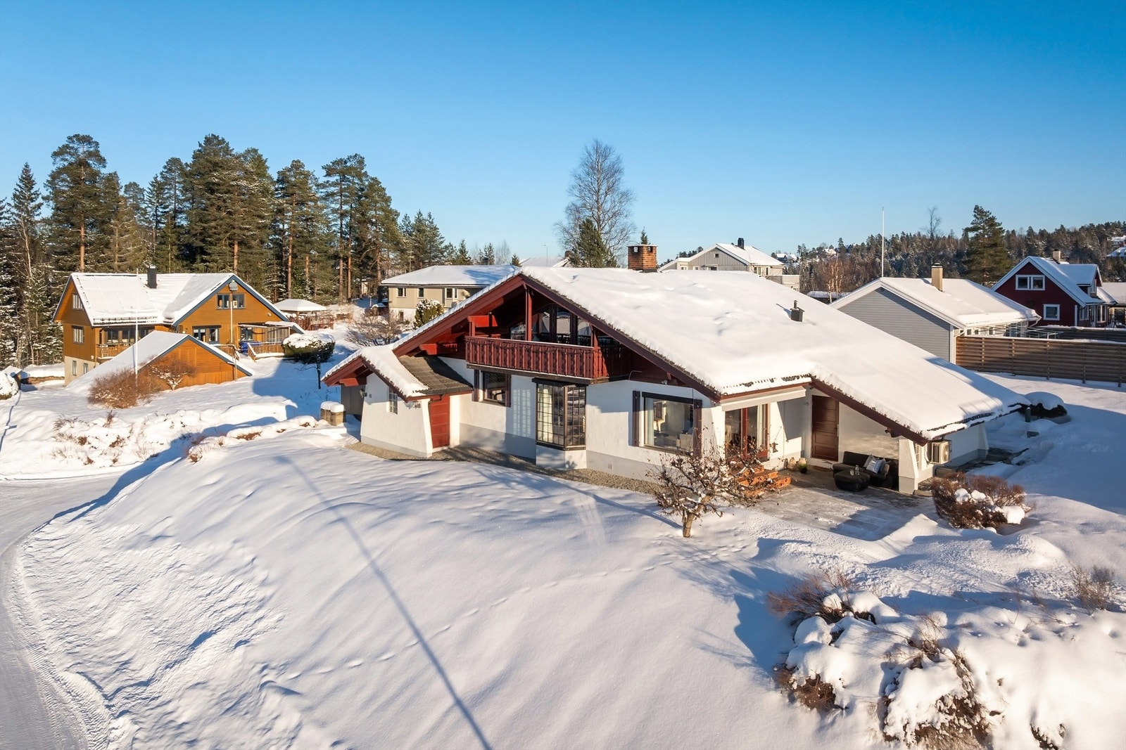 Boligen er utstyrt med solcellepanel på taket for å redusere strømkostnader. Galleribilde