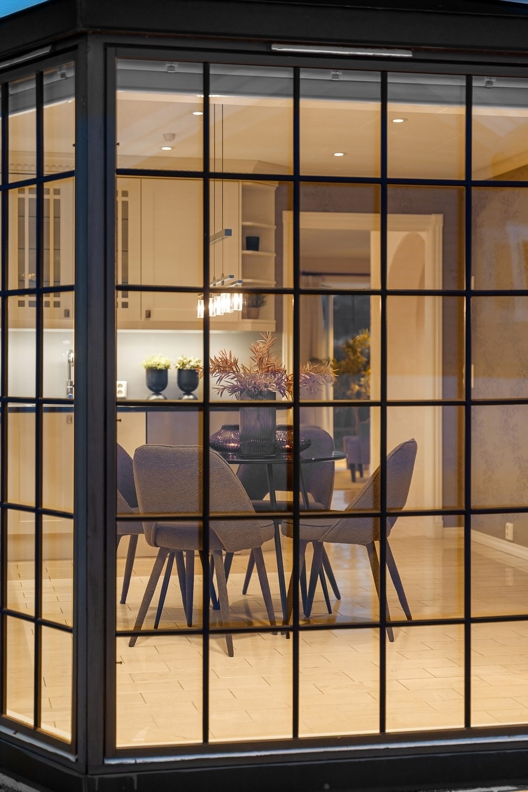 Karnappvinduet gir kjøkkenet en egen karakter og slipper inn rikelig med dagslys. Galleribilde