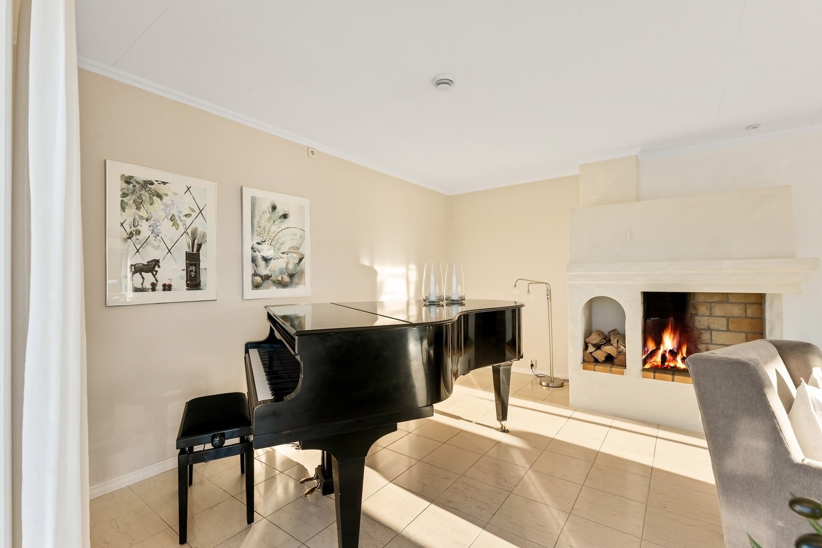 Rommet gir god plass til ulike møbleringsløsninger, som for eksempel et piano. Galleribilde