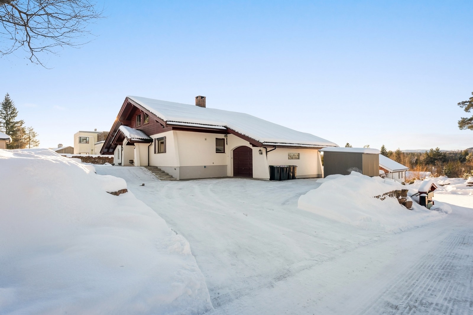 Eiendommen har godt med lagringsplass med både tilliggende og frittstående bod. Galleribilde