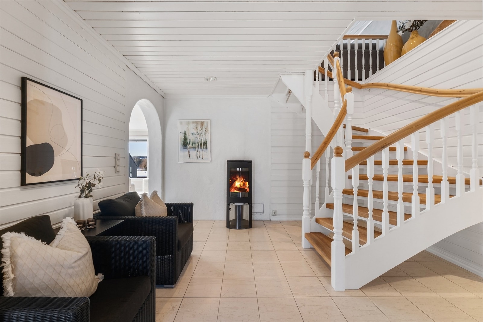 Fra trappegangen er det åpen tilgang videre inn til stuen. Galleribilde