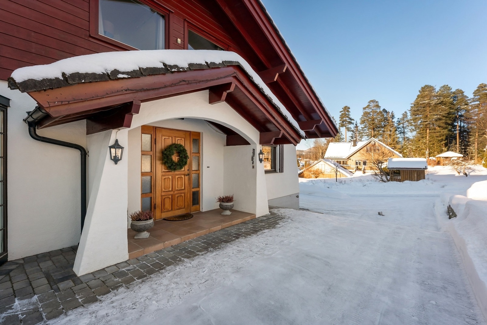 Yttervegger i tre- og betongkonstruksjoner, kledd med liggende trekledning og pussede flater. Galleribilde