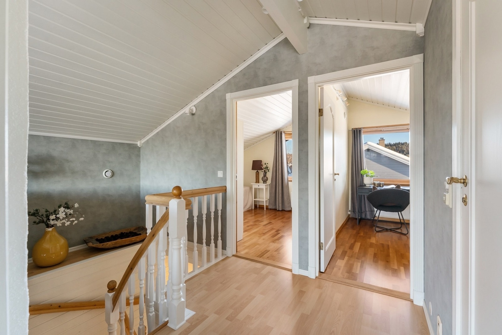 Fra loftstuen er det adkomst til to soverom og et bad. Galleribilde