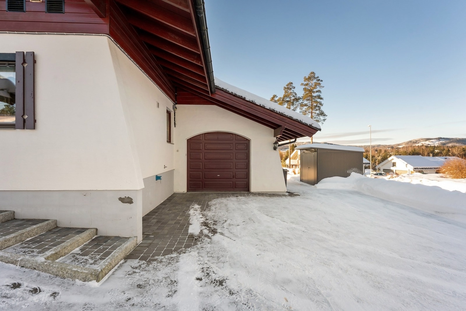 Tilliggende garasje på 28 m² med god plass til bil og oppbevaring. Galleribilde