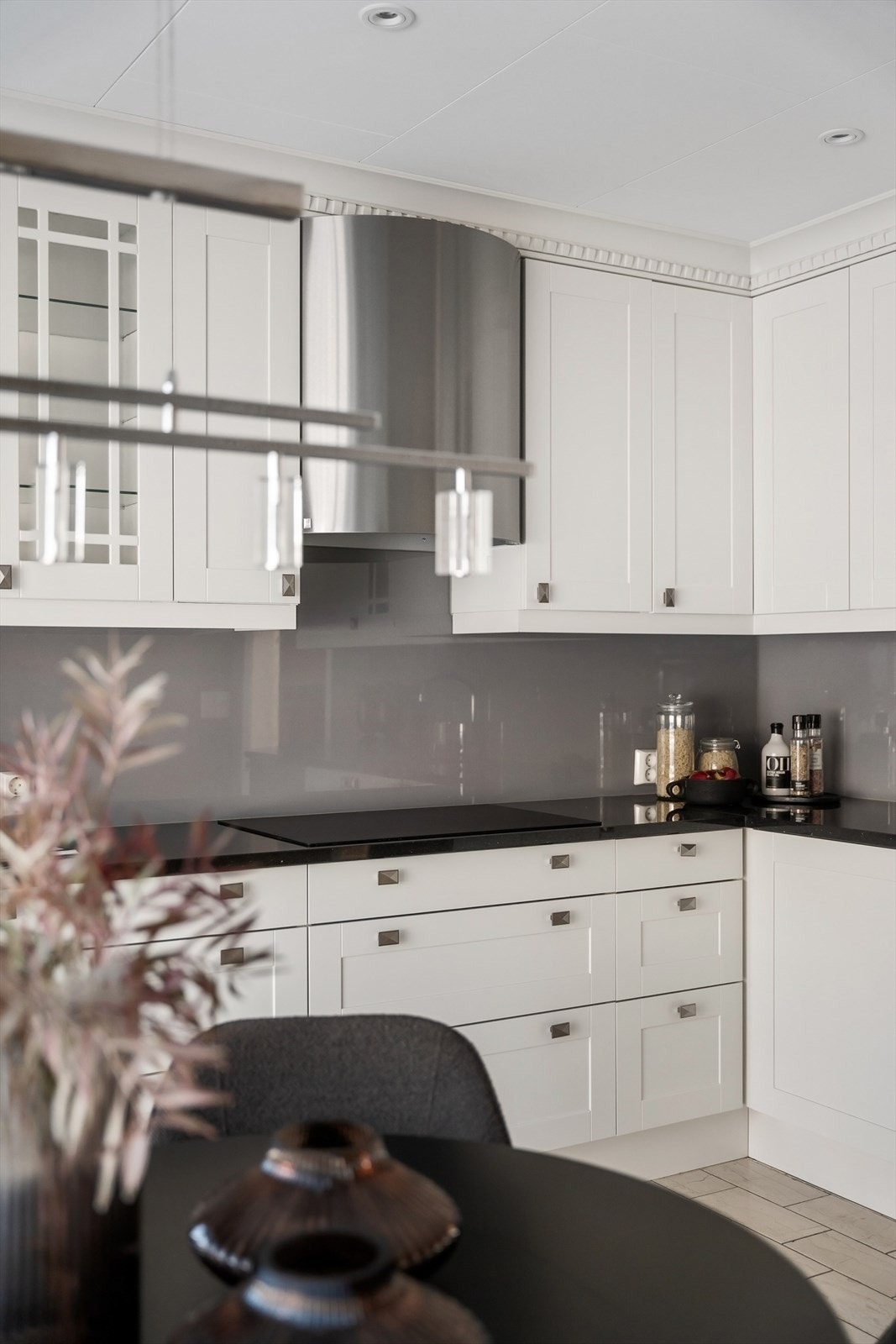 Vegghengt ventilator i rustfritt stål er tilkoblet avtrekk. Galleribilde