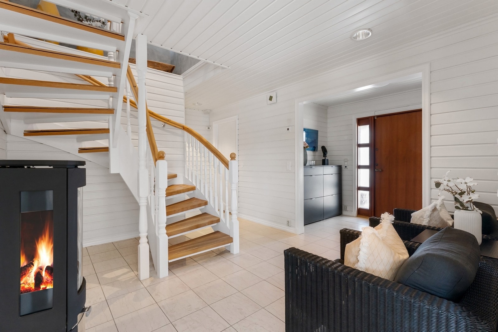 Den innvendige trappen i tre med rekkverk og håndløper binder etasjene sammen. Galleribilde