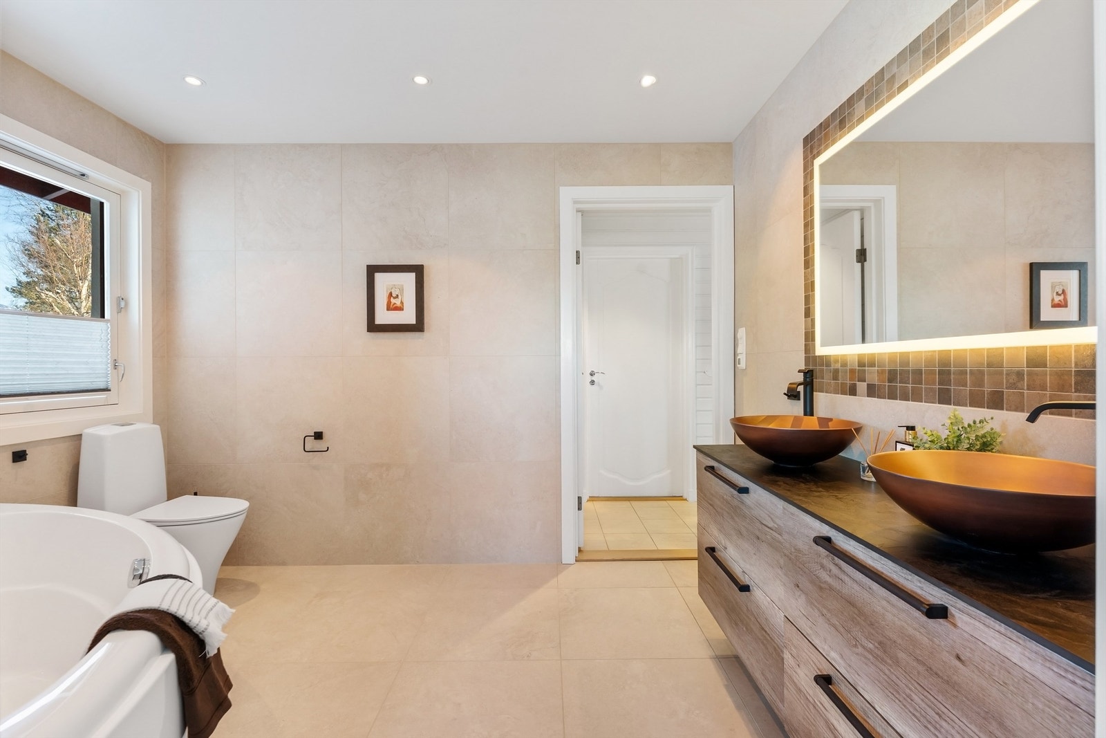 Rommet har flislagt gulv med gulvvarme og flislagte vegger. Galleribilde