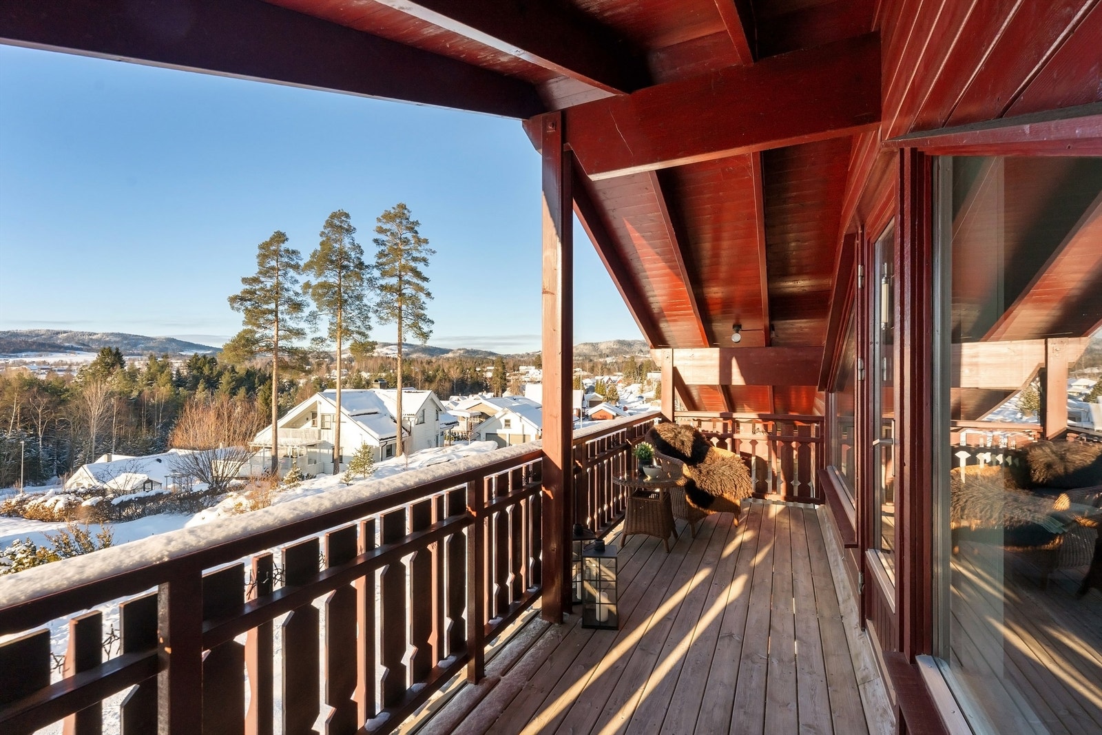 Balkongen har rekkverk og gulvflate av tre. Galleribilde