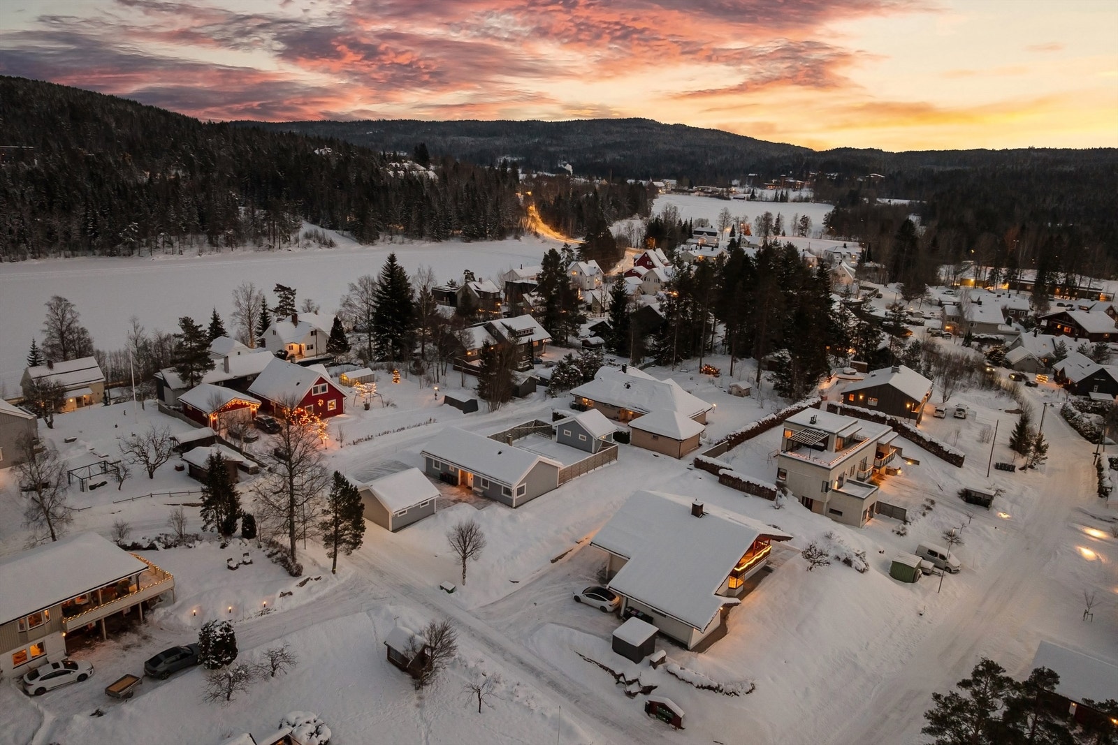 Området er omkranset av badevann med fiske- og krepsemuligheter. Galleribilde