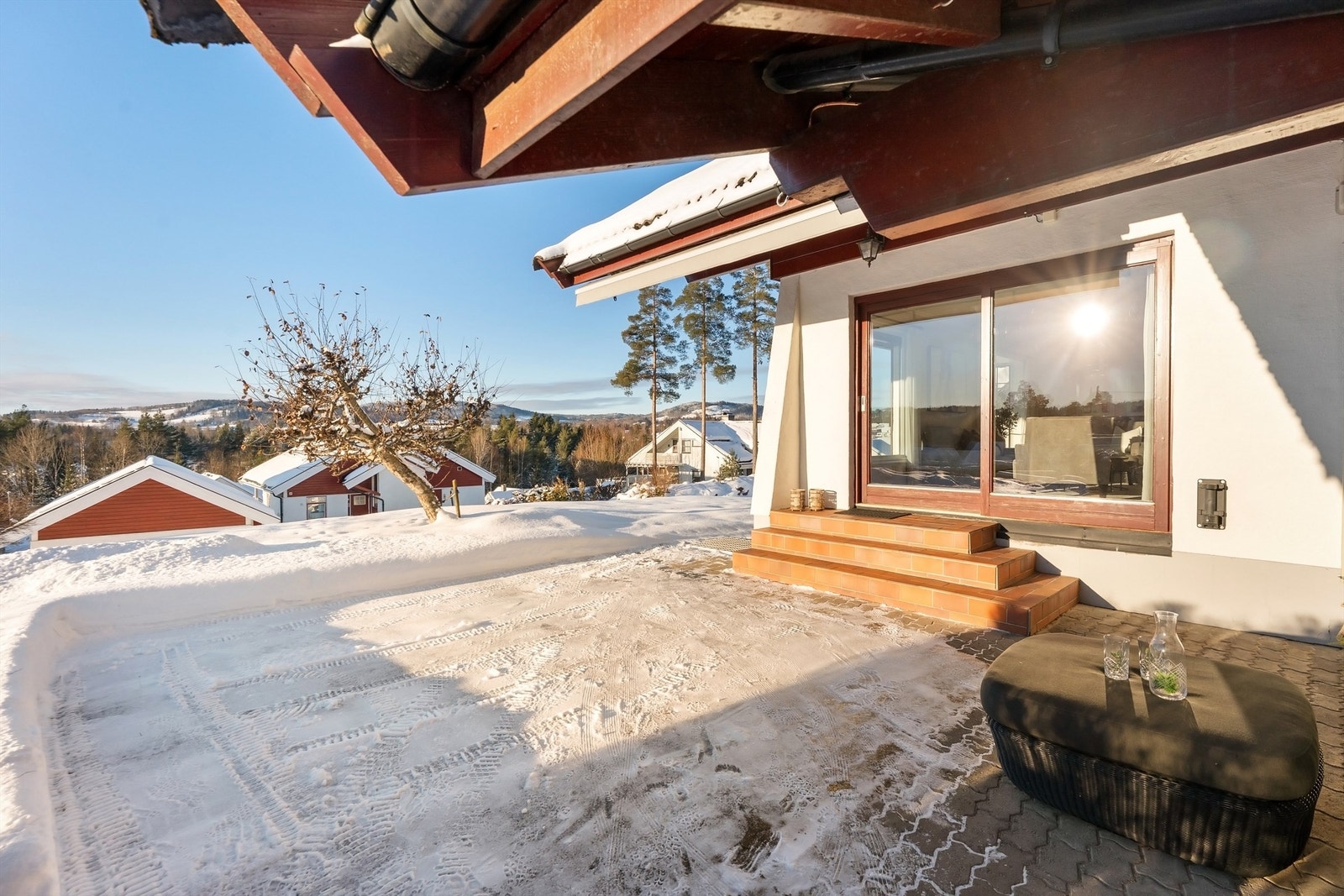 Terrassen er delvis overbygget, noe som gir ly for vær og vind. Galleribilde