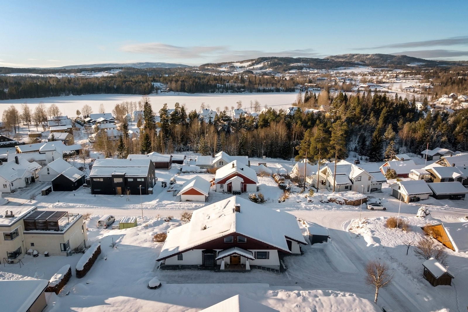 Kun 500 meter til bussholdeplass med hyppige avganger til Asker sentrum. Galleribilde