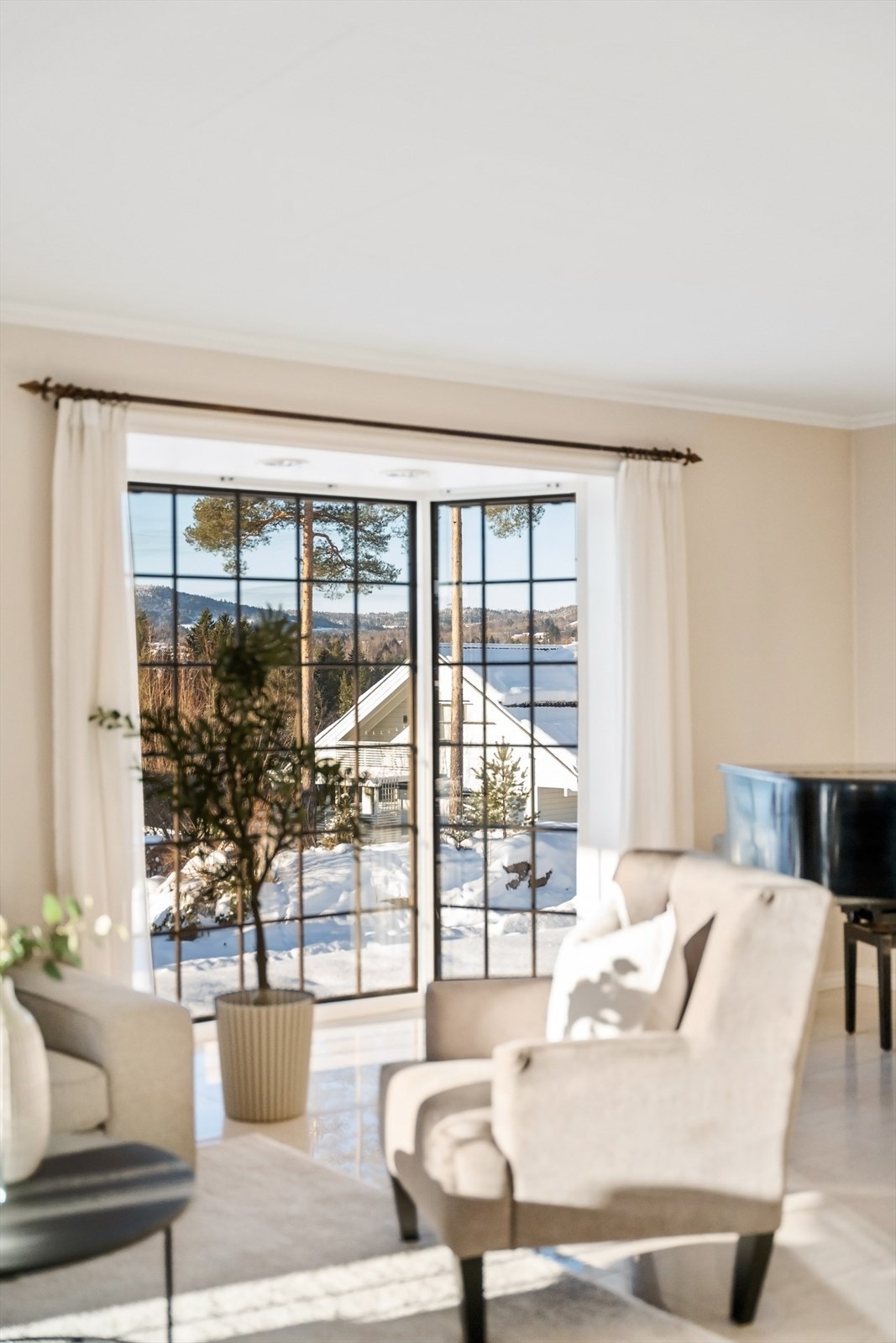 Karnappvinduet i stuen gir godt med lys og en fin utsikt. Galleribilde