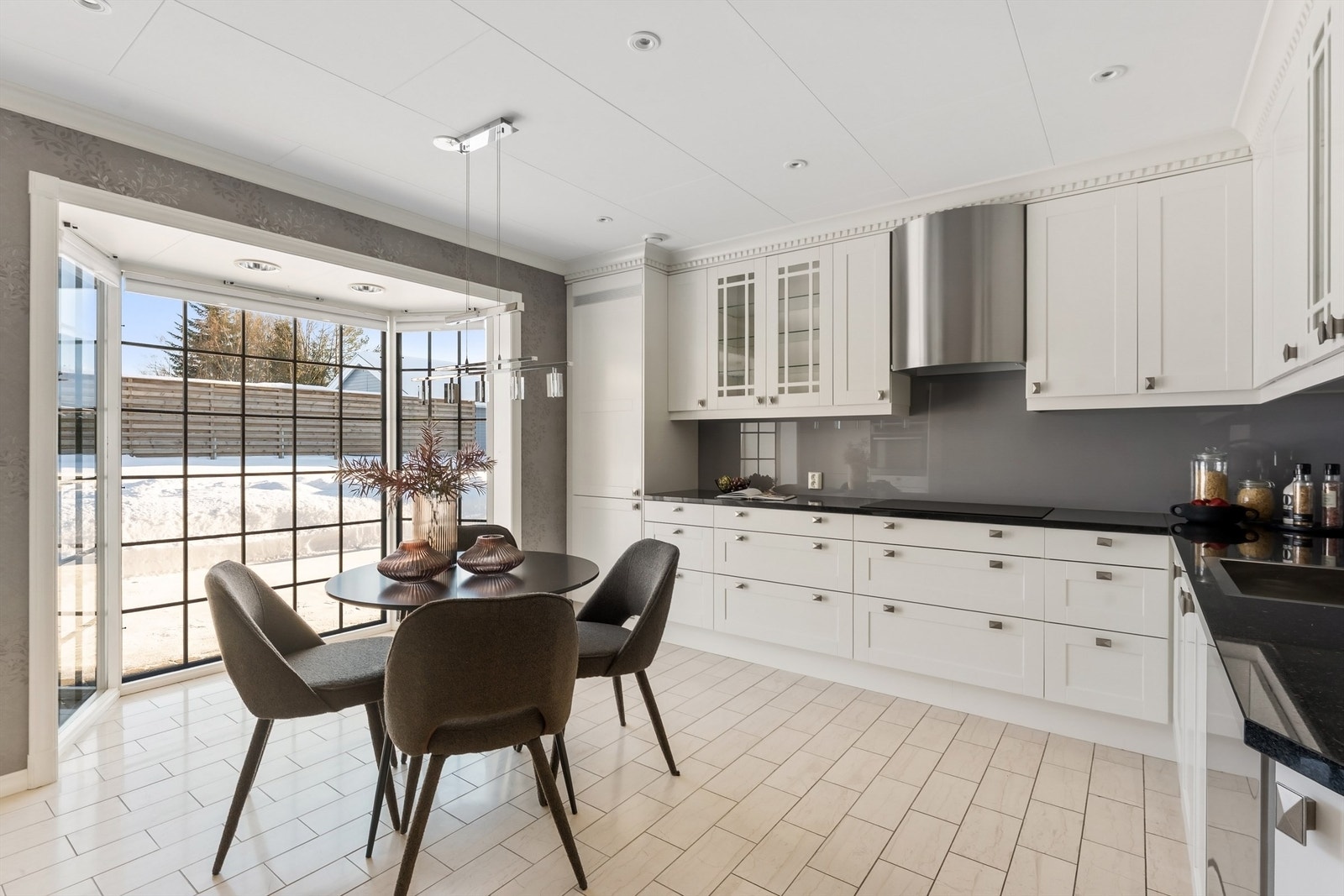 Kjøkkenet har en praktisk spiseplass i karnappvinduet. Galleribilde