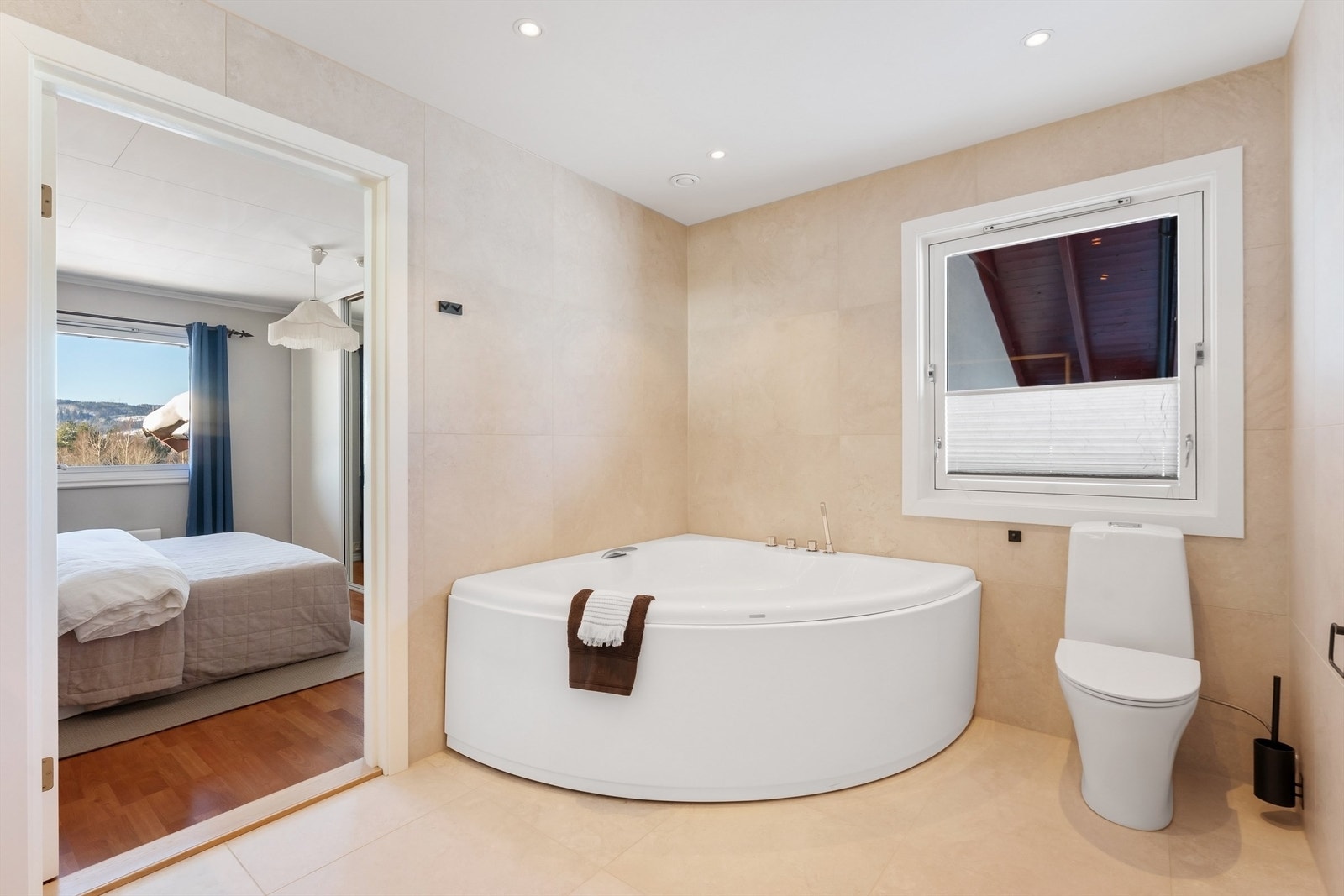 Her er det et badekar med dusjarmatur og hånddusj. Galleribilde