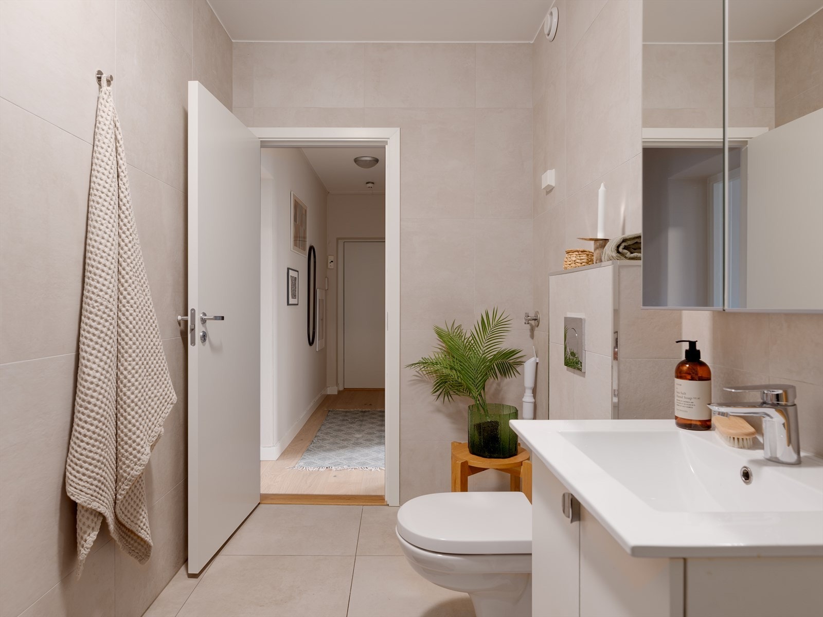 Innredning består av toalett, servant på servantskap, speilskap og dusjhjørne. Det er opplegg for vaskemaskin i hjørnet. Galleribilde