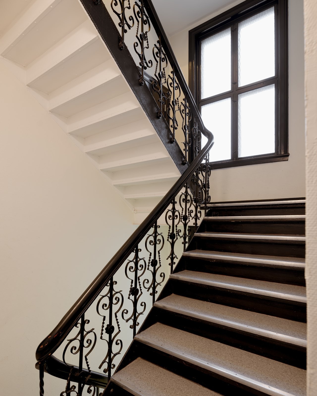 I oppgangen finner du flotte, klassiske detaljer fra forrige århundre. Galleribilde