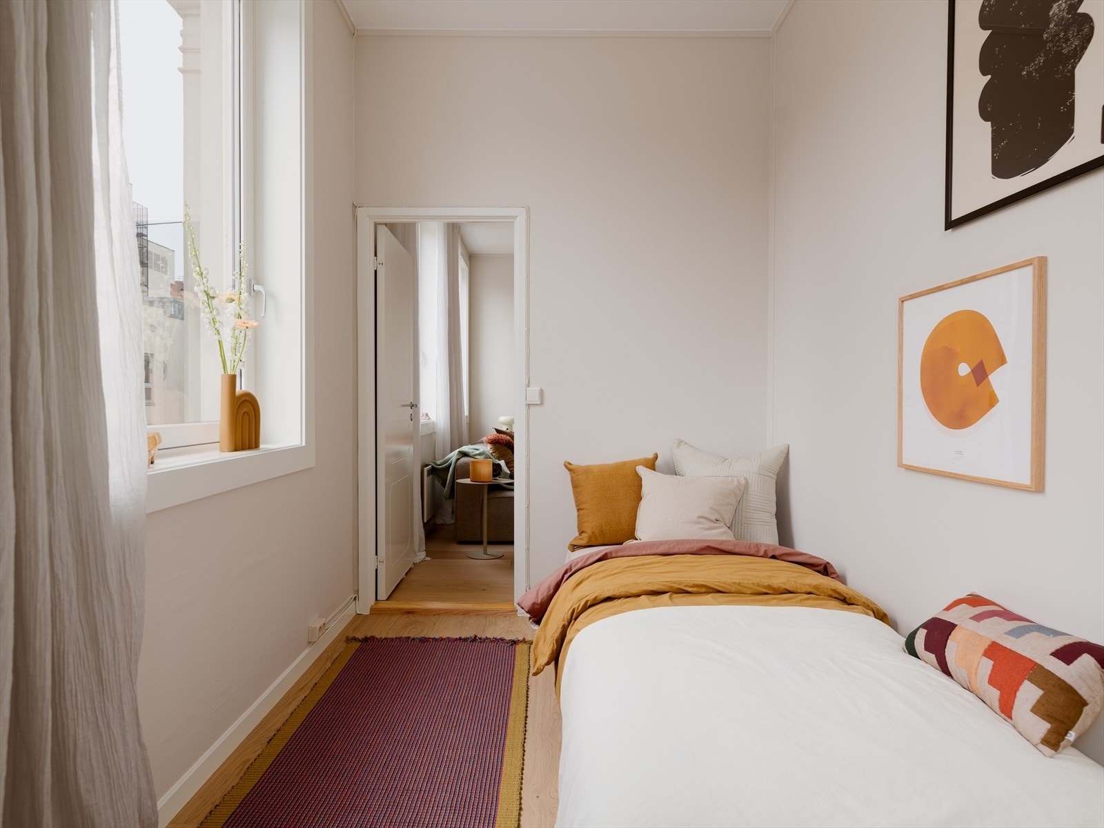 Rommet gir plass til seng, skrivebord og oppbevaring. Galleribilde