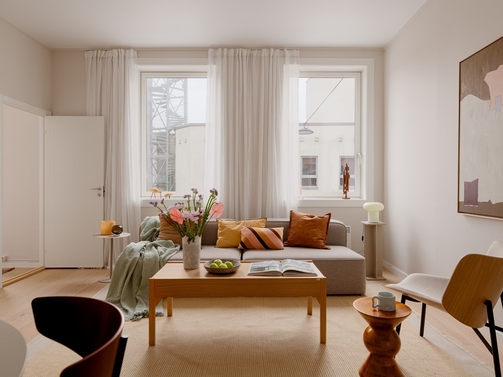 Her får du en sosial stue, med plass til både sofagruppe og spisebord. Galleribilde