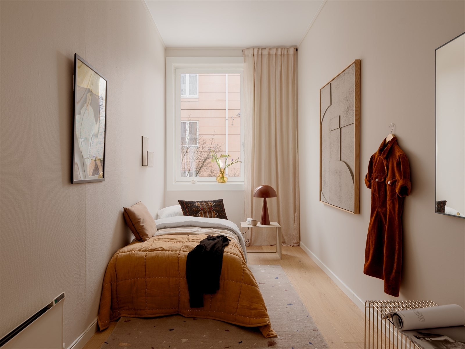 Soverom II - Rommet er holdt i duse toner, og gir plass til seng, nattbord og oppbevaring. Galleribilde