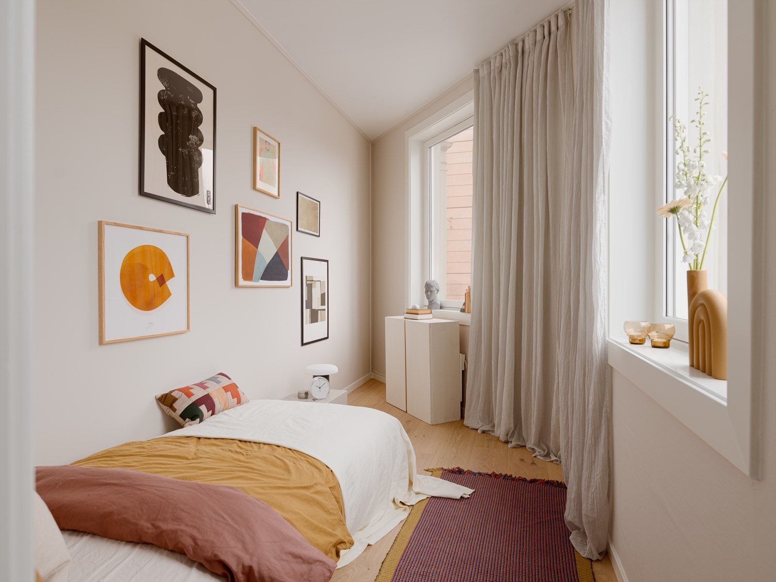 Soverom I - Lyst og behagelig soverom med store vindusflater. Galleribilde