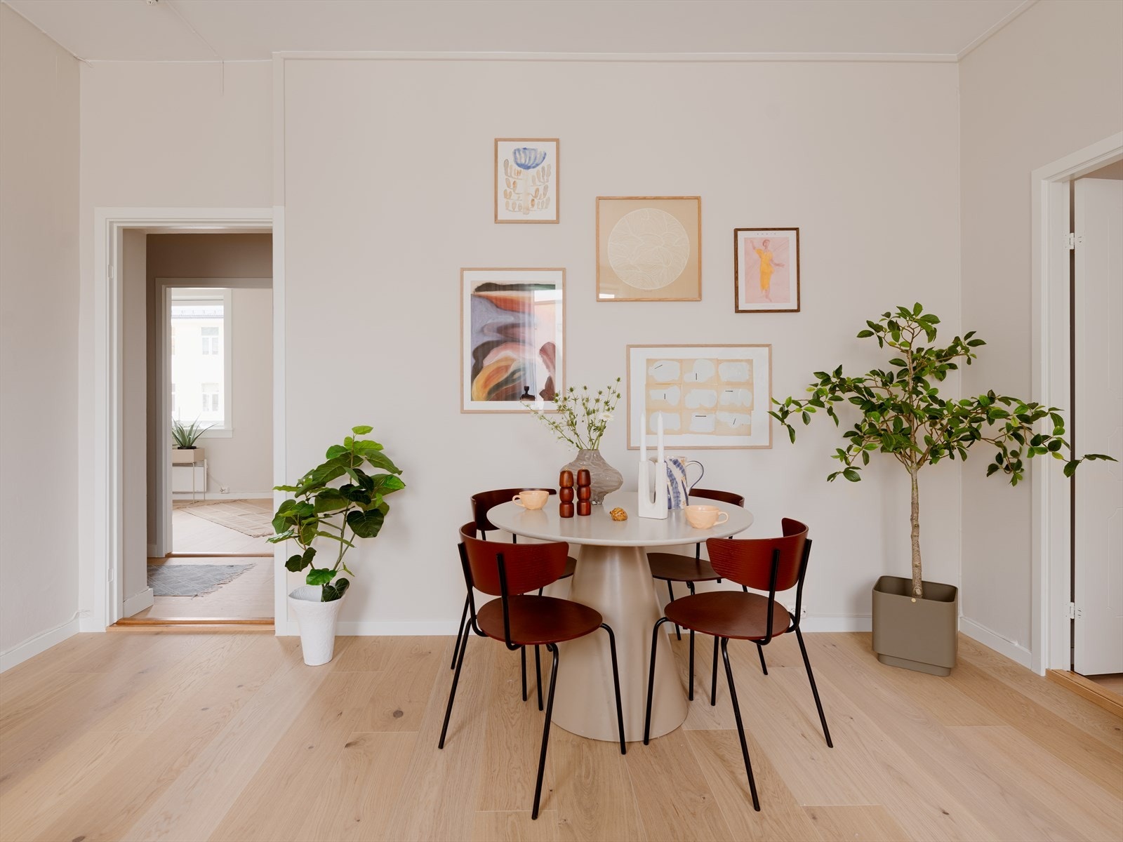 De lyse overflatene gjør det enkelt å innrede etter eget ønske og behov. Galleribilde