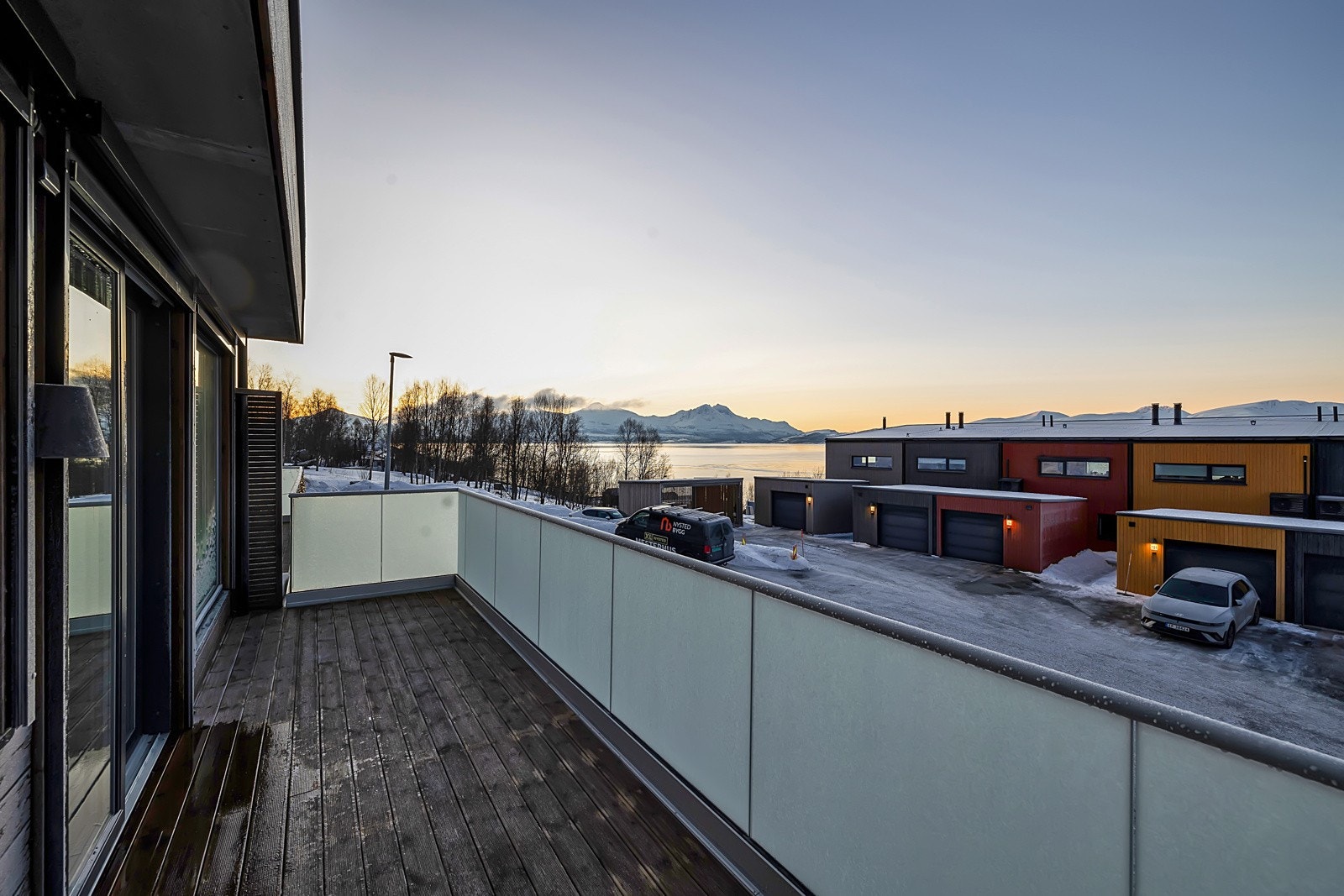 Fra stuen er det utgang til vestvendt balkong. Galleribilde