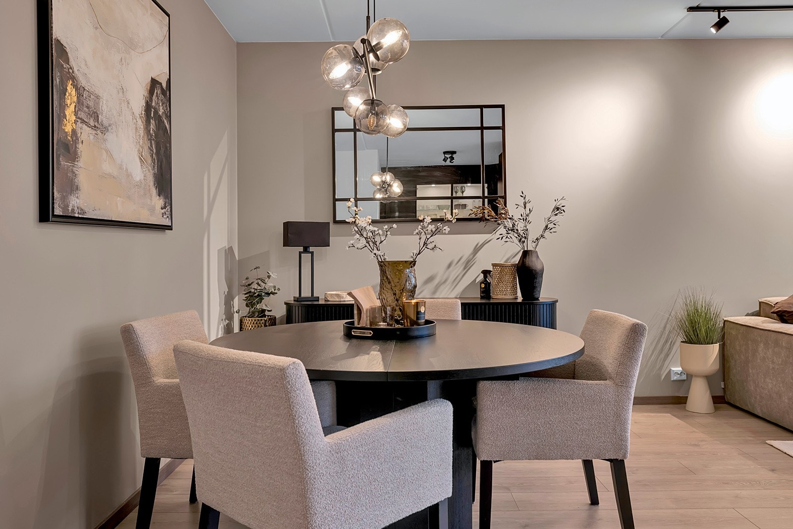 Spisestue rett ved kjøkkenet. Galleribilde