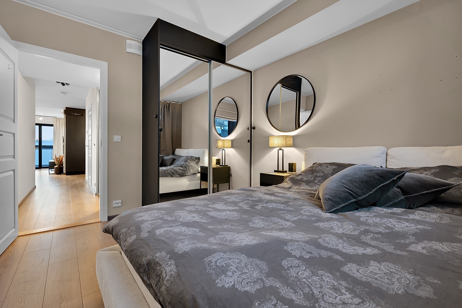 Skyvedørsgarderobe i speil. Galleribilde