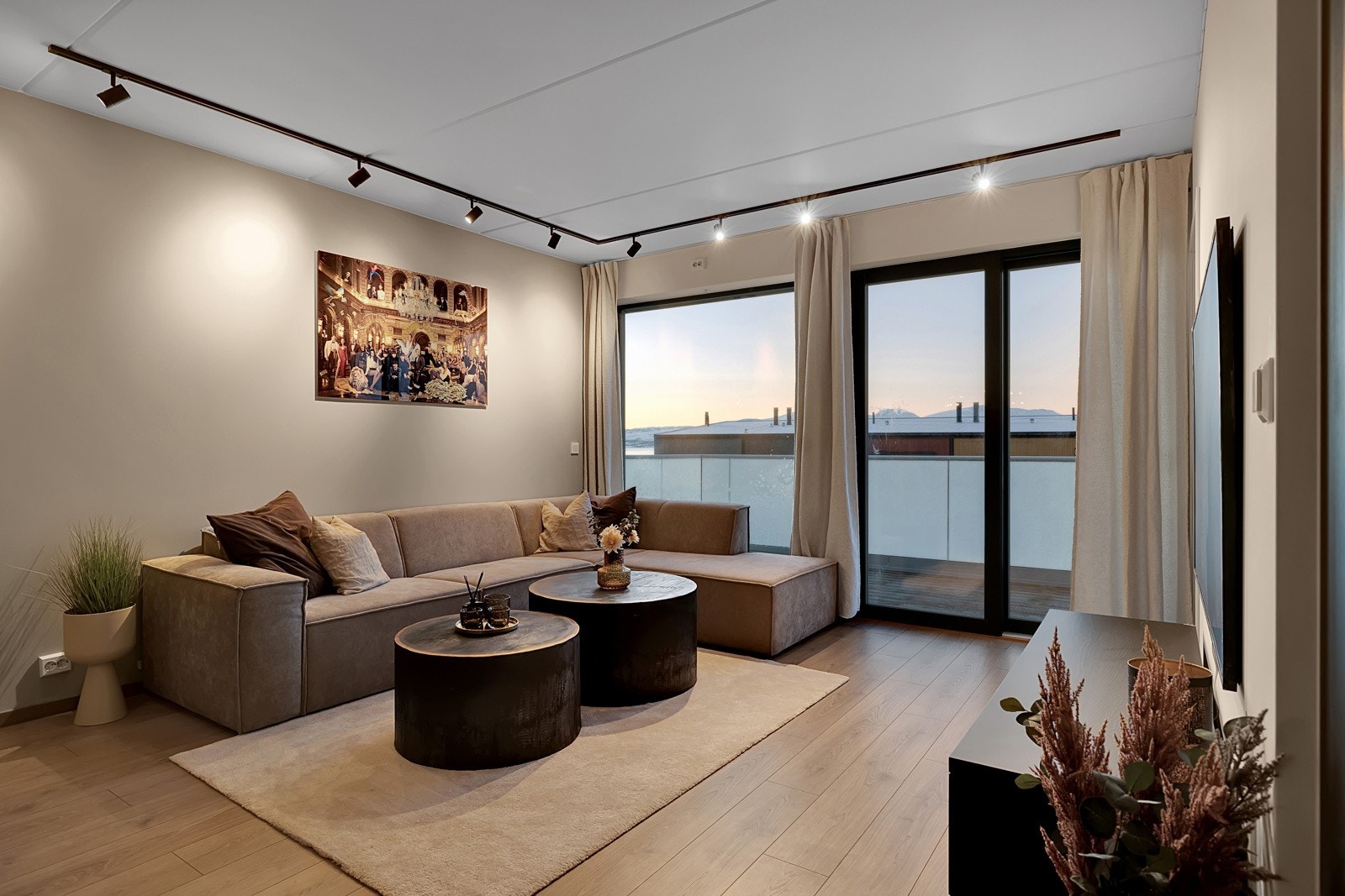 Stilren stue med god takhøyde. Galleribilde