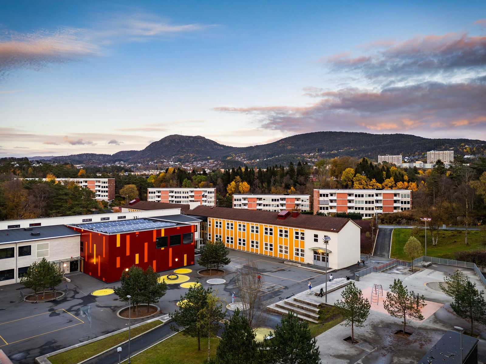 - Varden skole som ligger kun ca. 5 minutter med bil unna - Galleribilde