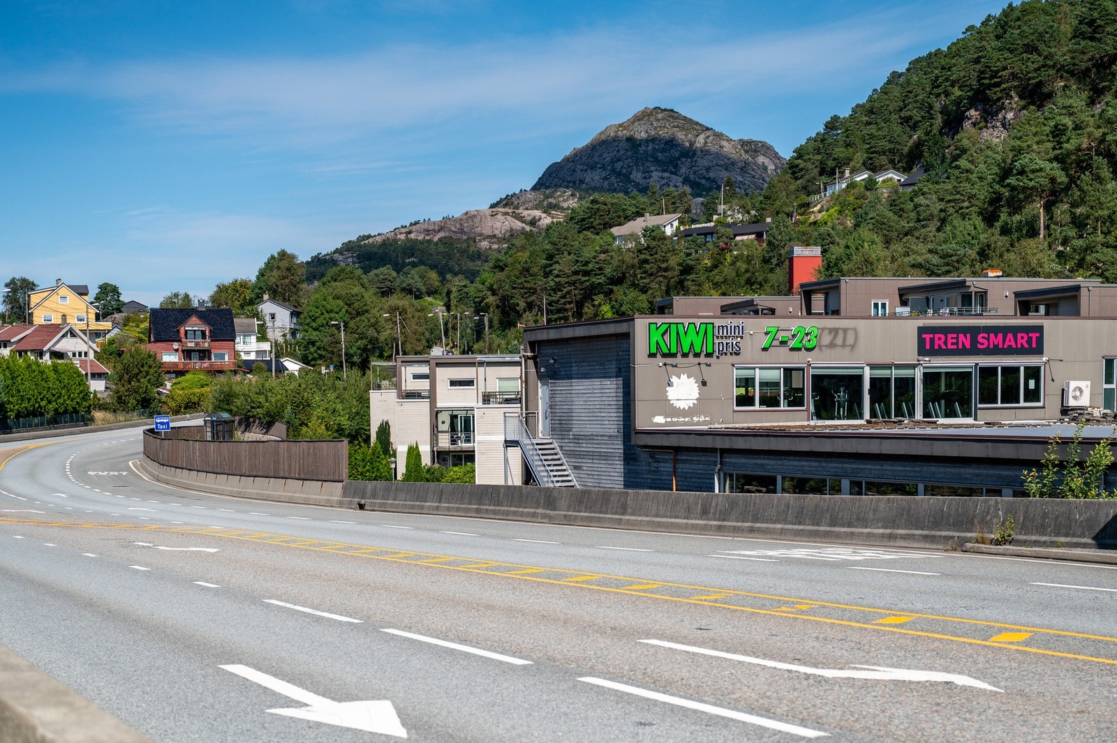 - Bjørge senter med b.la. Kiwi ligger like ved, samt Rema 1000 Kjerreidviken kun 12 min gange unna leiligheten - Galleribilde