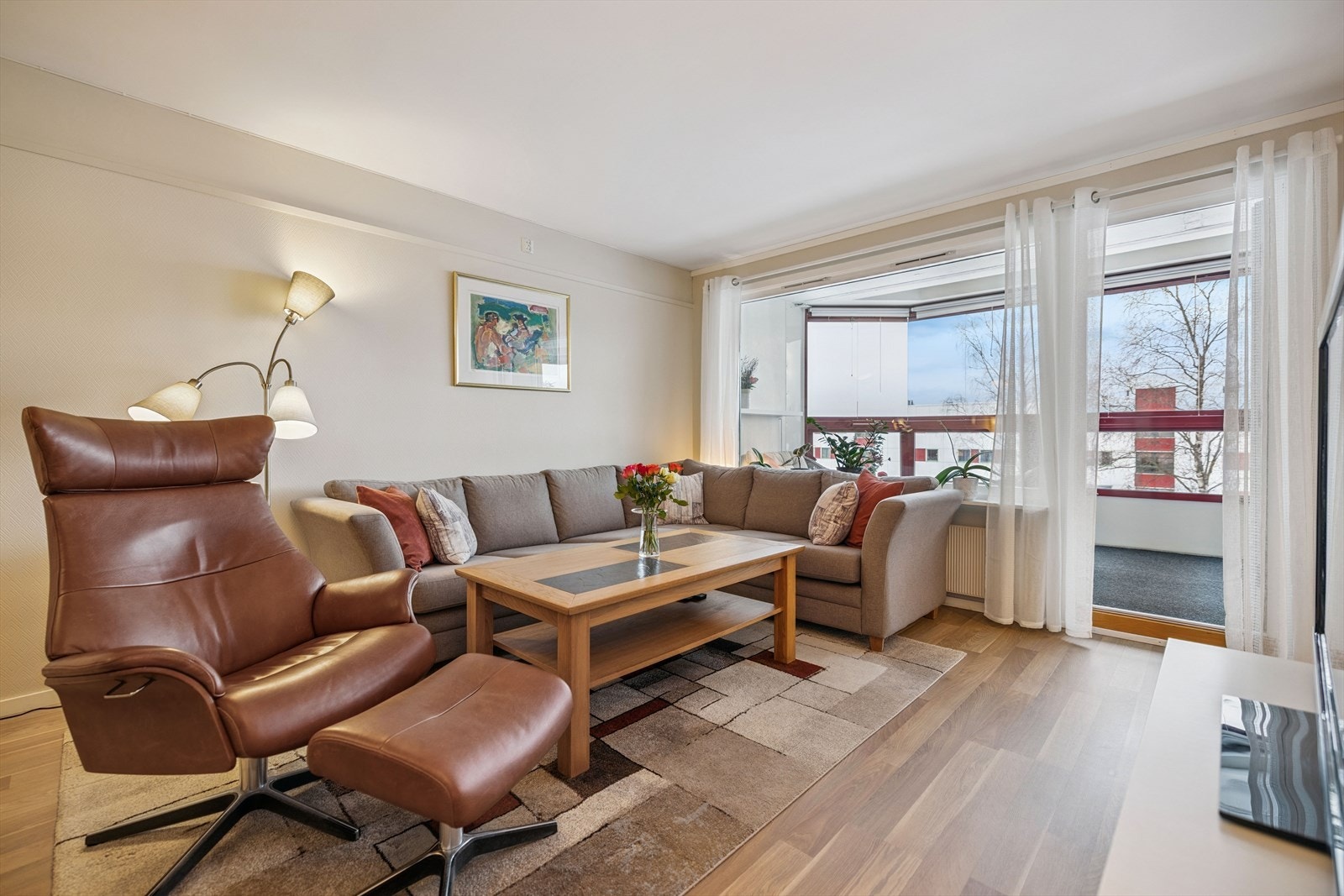 Stuedelen er enkel å møblere med plass til en romslig sofagruppe. Galleribilde