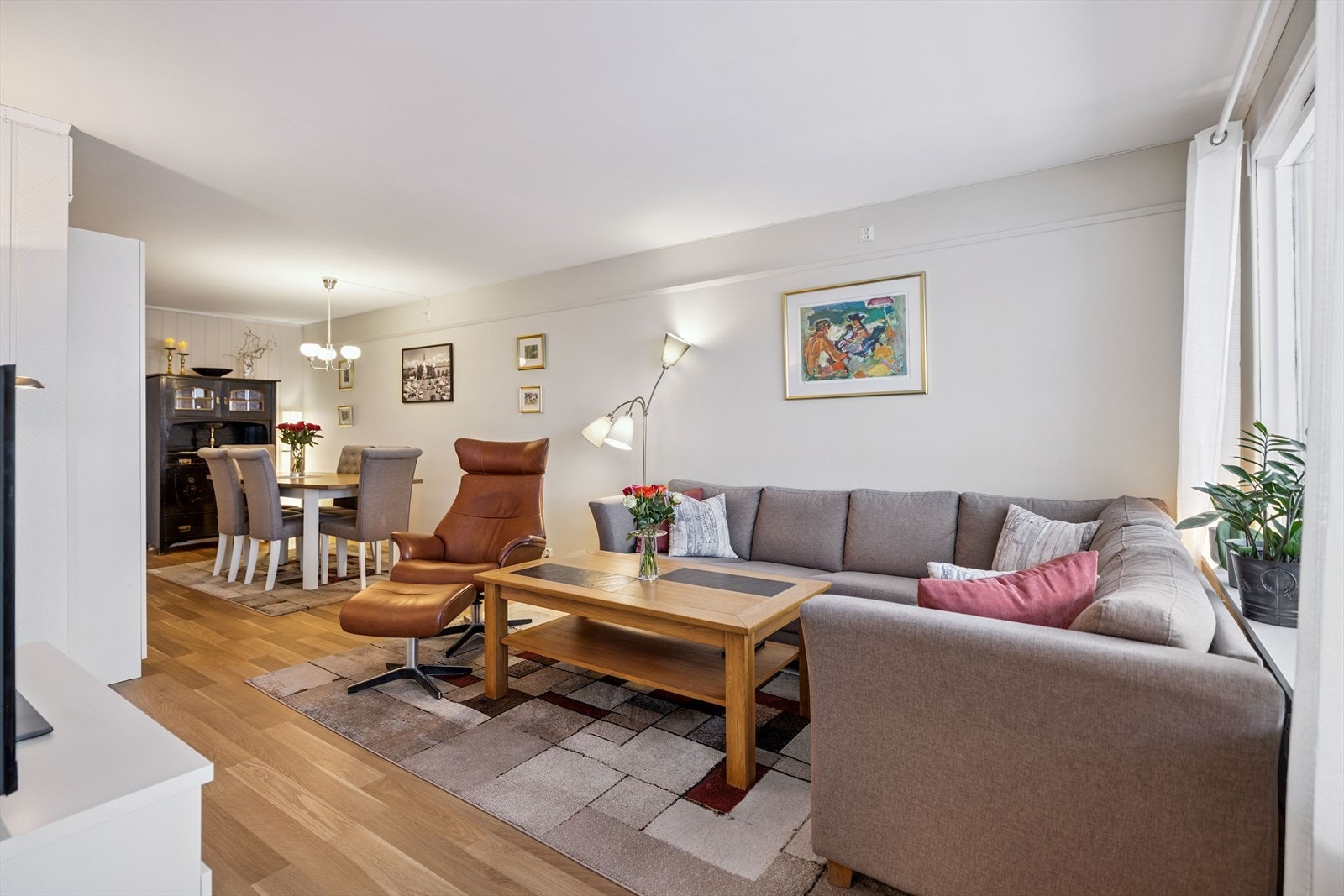 De store vindusflatene slipper inn rikelig med dagslys. Galleribilde