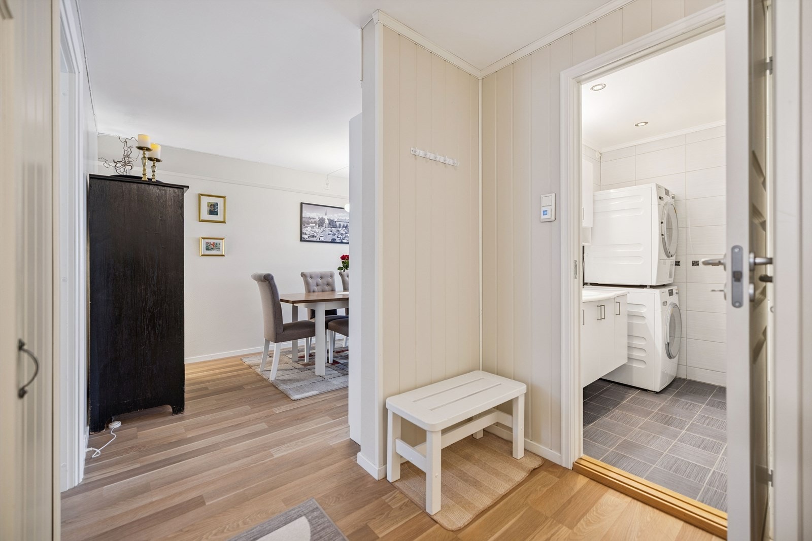 Velkommen inn! Entréen gir et godt førsteinntrykk og her har du adkomst til badet. Galleribilde