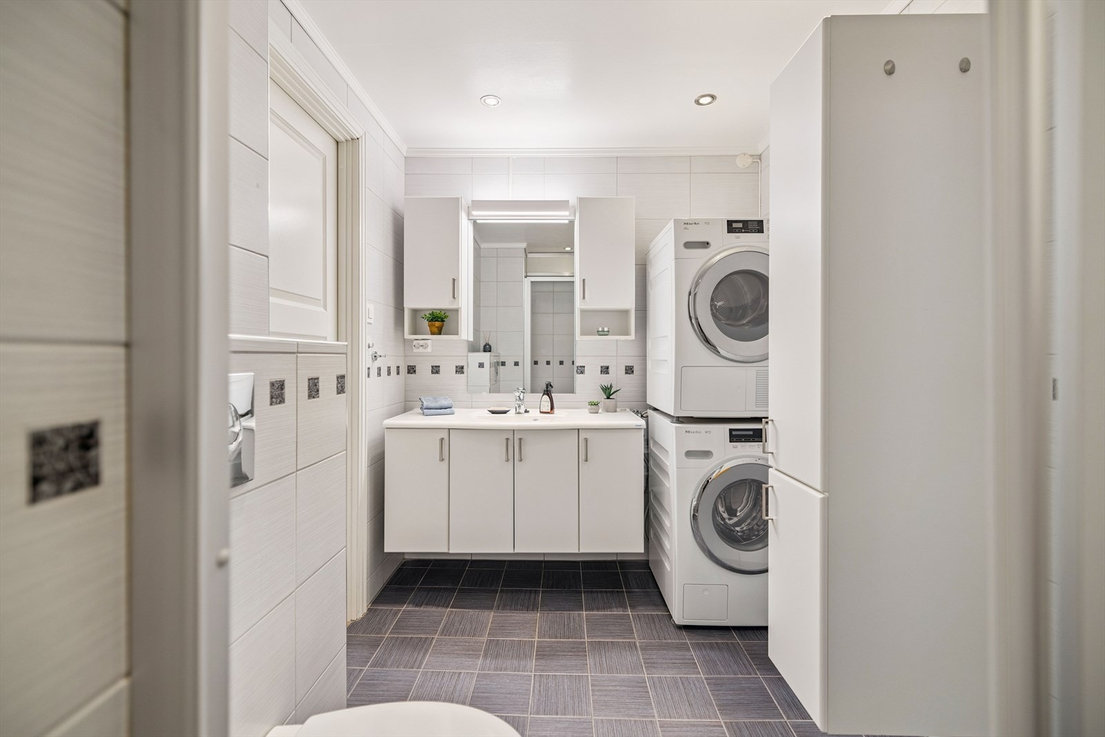 Det er praktisk opplegg for vaskesøyle med både vaskemaskin og tørketrommel. Galleribilde