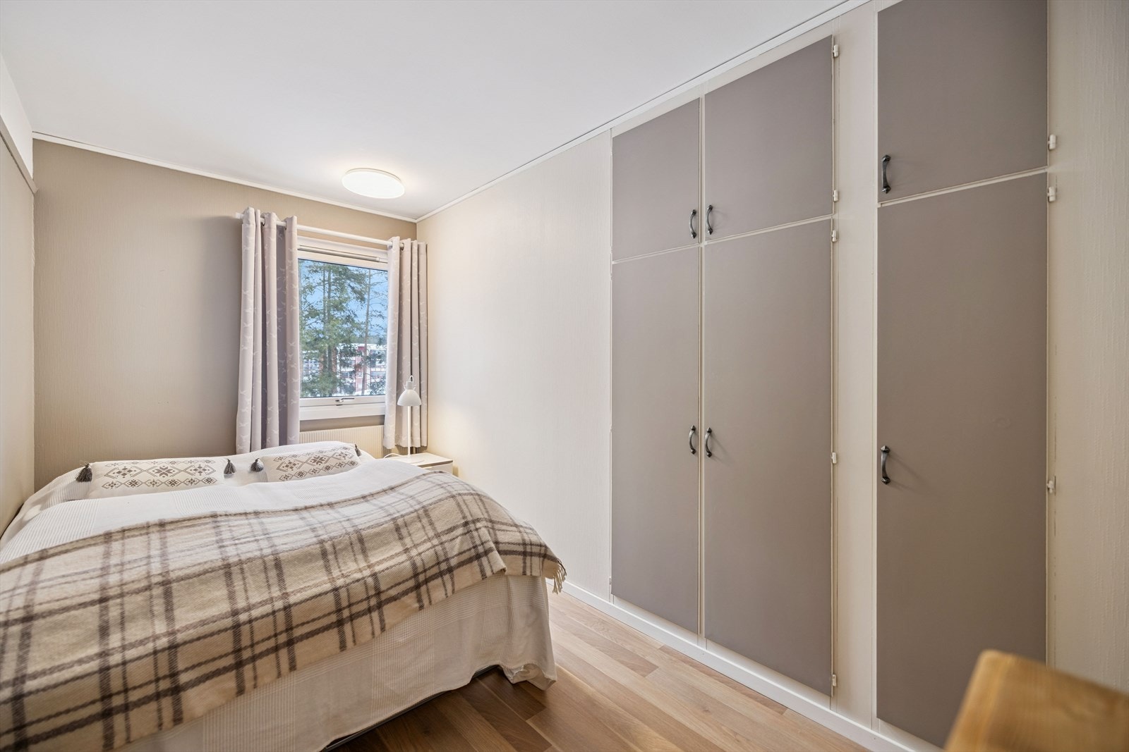 Leilighetens andre soverom passer utmerket som barnerom, gjesterom eller kontor. Galleribilde