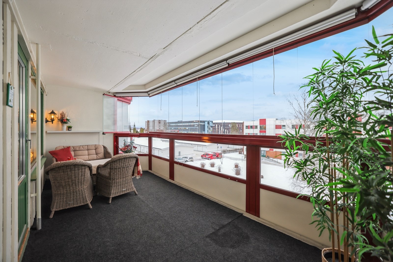 Fra stuen er det utgang til en romslig, innglasset balkong på 14 m². Galleribilde