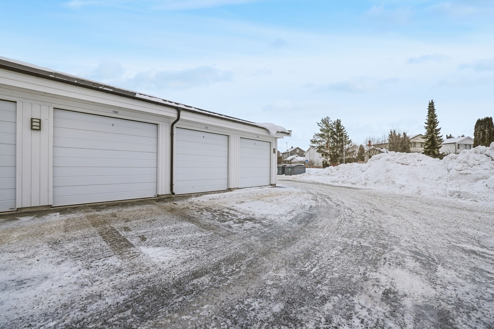 Det medfølger en garasjeplass i et felles garasjeanlegg fra 2019 (nr. 166). Galleribilde