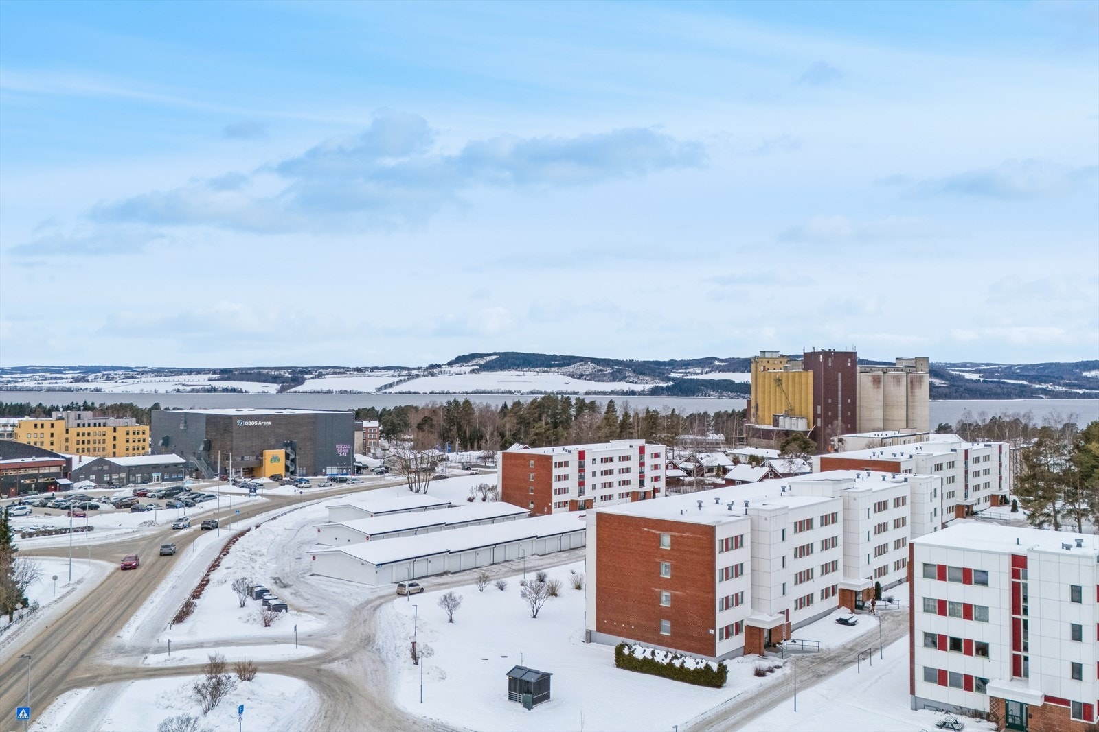 Herfra er det kort gangavstand til dagligvarebutikker, buss og Maxi storsenter. Galleribilde